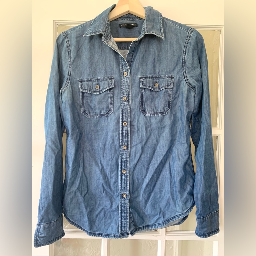 Chambray Button-up Shirt from Banana Republic in Women’s Size Small